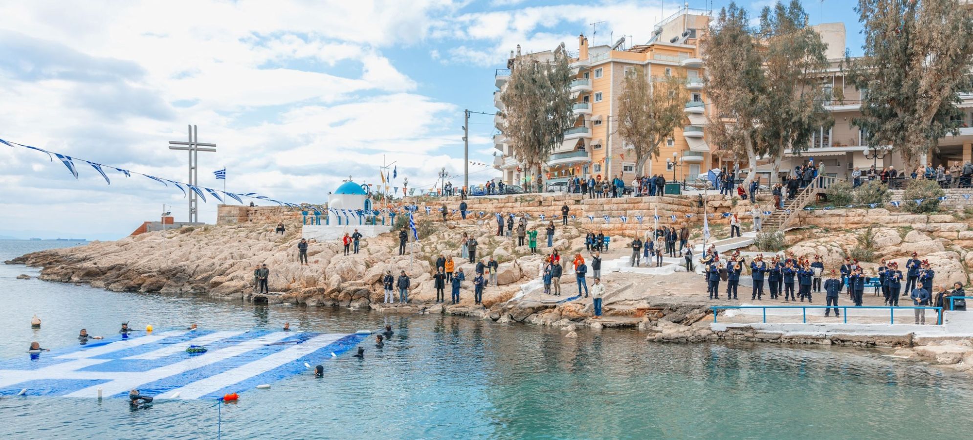 Η μεγαλύτερη Γαλανόλευκη  στη θάλασσα του Πειραιά για την Εθνική Επέτειο της 25ης Μαρτίου 1821